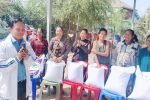 ណុប ប៊ុនហ៊រ ជំនួយការសម្ដេចអគ្គមហាសេនាបតីតេជោ ហ៊ុន សែន បានអញ្ជើញចុះសួរសុខទុក្ខបងប្អូនប្រជាពលរដ្ឋ និងនាំយកអំណោយមនុស្សធម៌មួយចំនួនមកចែកជូនដោយផ្ទាល់ ដល់ប្រជាពលរដ្ឋដែលកំពុងជួបការលំបាក នៅភូមិរកា ឃុំស្នោរ ស្រុកព្រៃកប្បាស ខេត្តតាកែវ។